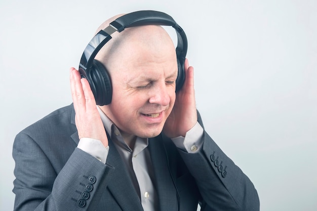 Retrato de un hombre de negocios con auriculares en relajación escuchando su música favorita