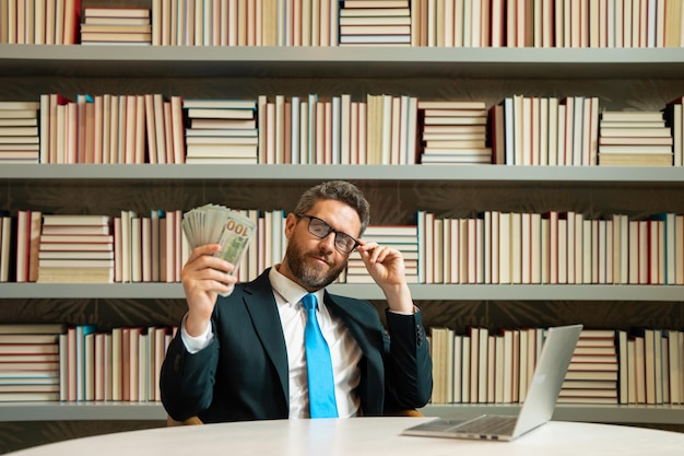 Retrato hombre de negocios con billetes de dólar en efectivo en la oficina concepto de dinero en efectivo de dólar de banner de gran suerte