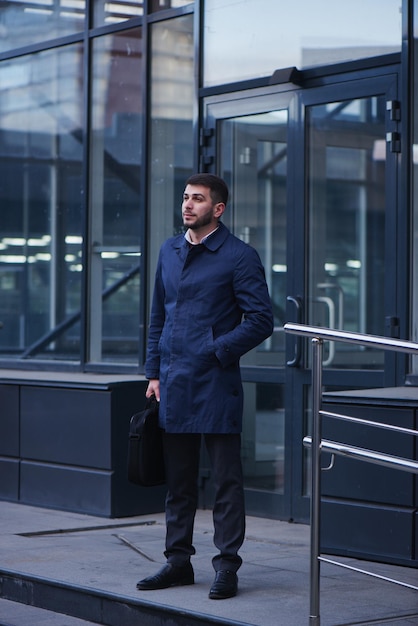 Retrato, de, hombre de negocios, en la calle