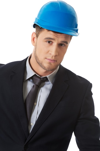 Retrato de un hombre de negocios con un casco azul contra un fondo blanco
