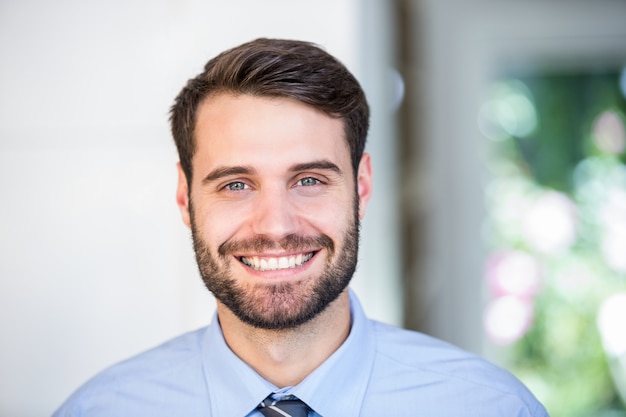 Retrato de hombre de negocios confía en casa