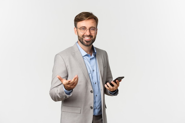 Retrato de hombre de negocios confiado con barba, gafas y traje gris