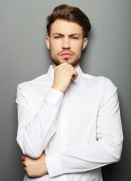 Retrato de un hombre de negocios confiado hermoso