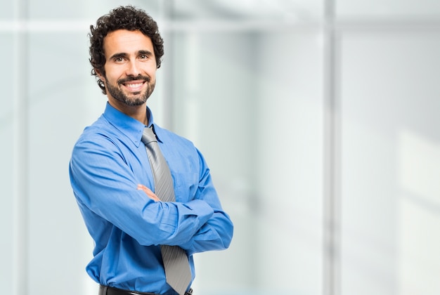 Foto retrato de un hombre de negocios confidente sonriente