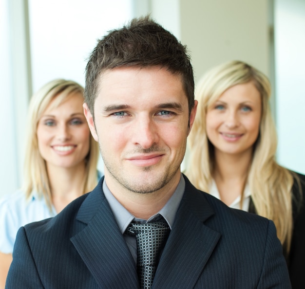 Retrato de un hombre de negocios con dos empresarias