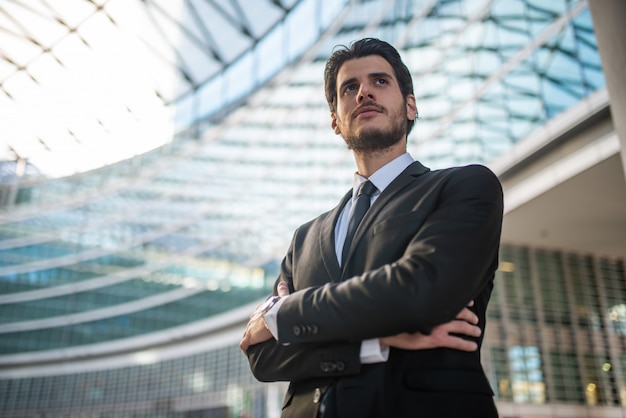 Retrato de un hombre de negocios en un entorno empresarial