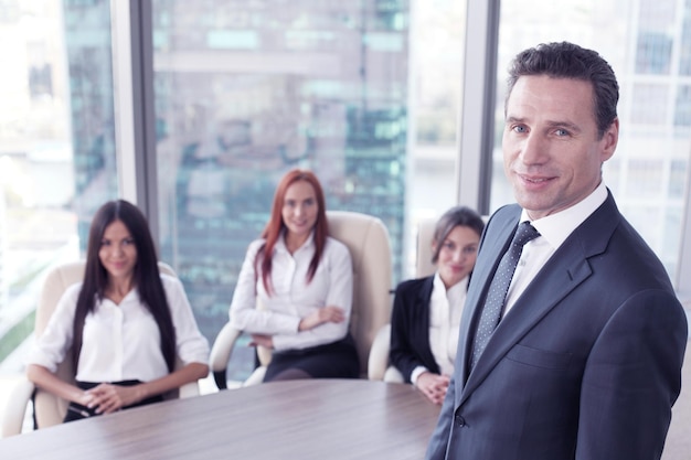 retrato, de, hombre de negocios, y, equipo