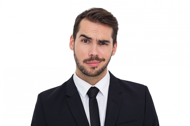 Retrato de un hombre de negocios escéptico bien vestido