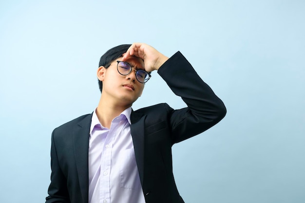 Retrato de hombre de negocios estresado y frustrado por el trabajo