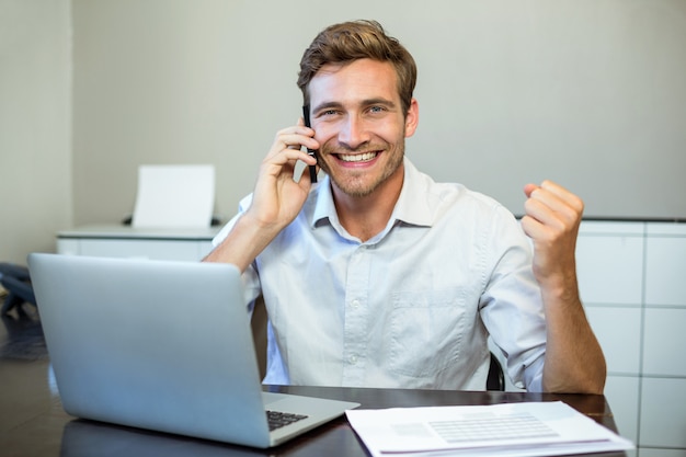 Retrato de hombre de negocios feliz en la oficina