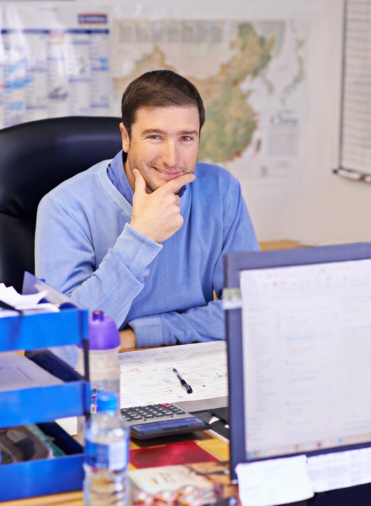 Foto retrato de hombre de negocios feliz y pensando con documentos en finanzas planificación presupuestaria o administración en la oficina hombre contable o empleado administrativo con sonrisa maravillado por los gastos o facturas de la compañía