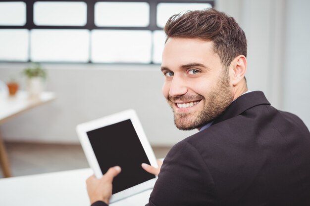 Retrato de hombre de negocios feliz con tableta digital