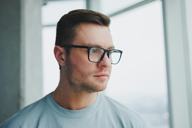 Retrato de un hombre de negocios con gafas La cara de un profesional independiente moderno Hombre de negocios con ropa informal