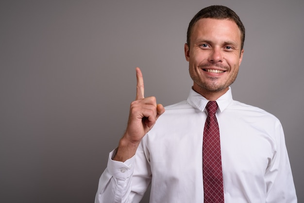 Foto retrato de hombre de negocios guapo en gris