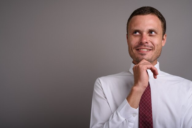 Retrato de hombre de negocios guapo en gris