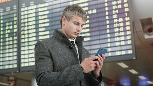 Retrato de hombre de negocios guapo con smartphone.