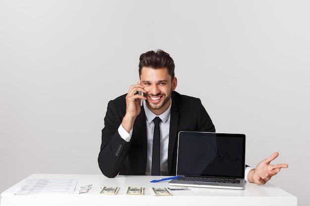 Retrato de hombre de negocios hablando por teléfono móvil en la oficina