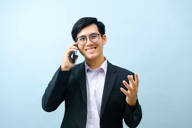 Retrato de hombre de negocios hablando por teléfono