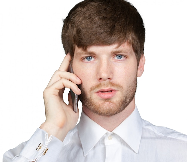 Retrato de un hombre de negocios hablando por teléfono