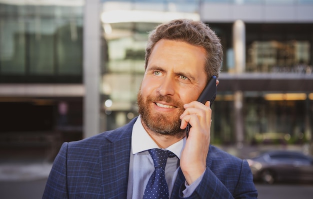 Retrato de hombre de negocios hombre en teléfono inteligente hombre de negocios profesional urbano casual usando smartphone smil