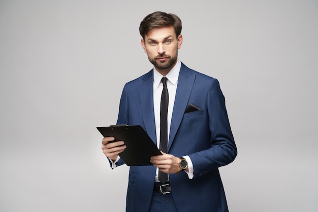 Retrato de un hombre de negocios joven guapo con carpeta