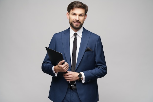 Retrato de un hombre de negocios joven guapo con carpeta