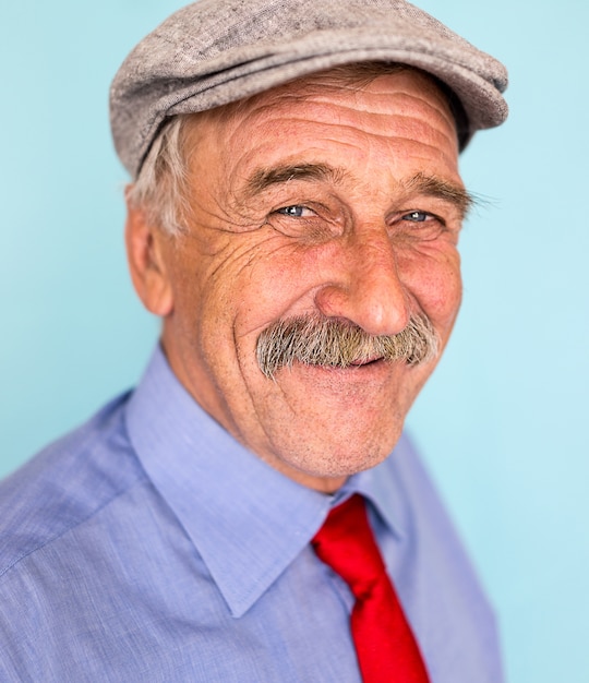 Foto retrato de un hombre de negocios maduro sonriente y confiado con bigote y cabello gris