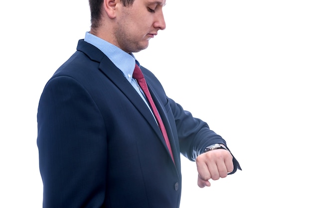 Retrato de hombre de negocios mirando reloj aislado en blanco