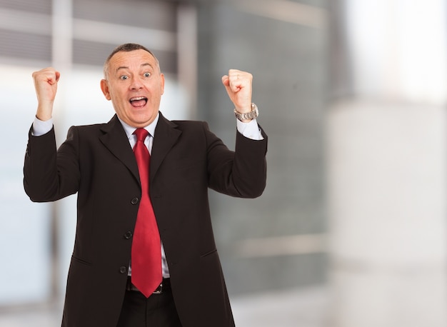 Retrato de un hombre de negocios muy feliz