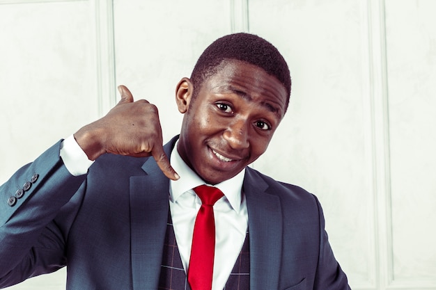 Retrato de hombre de negocios negro feliz y sonriente