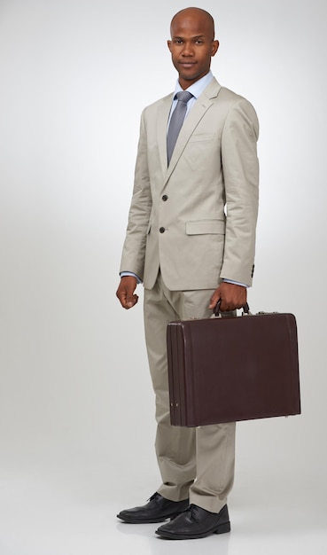 Retrato de hombre de negocios negro y sonrisa por maletín en el estudio confiado y carrera de derecho como abogado hombre africano cara y positivo en la moda formal para abogado y profesional por fondo blanco