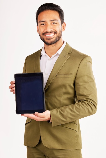 Retrato de hombre de negocios o maqueta de tableta en la pantalla en el estudio para la presentación de información sobre fondo blanco Feliz trabajador corporativo asiático muestra espacio en tecnología digital para suscribirse al boletín