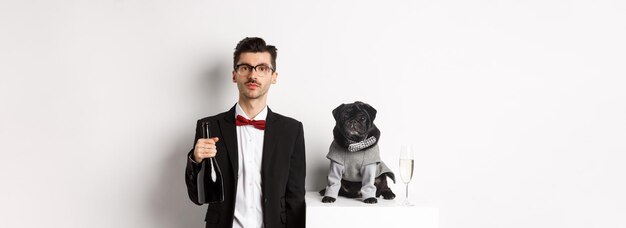 Foto retrato de un hombre de negocios de pie contra un fondo blanco