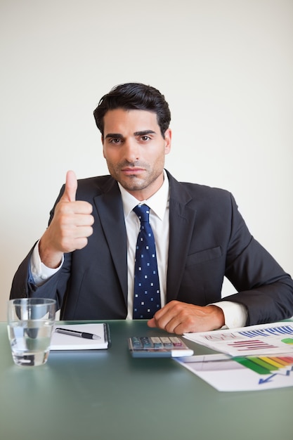 Retrato de un hombre de negocios con el pulgar arriba