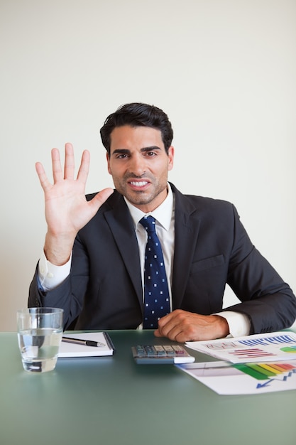 Retrato de un hombre de negocios que muestra su mano