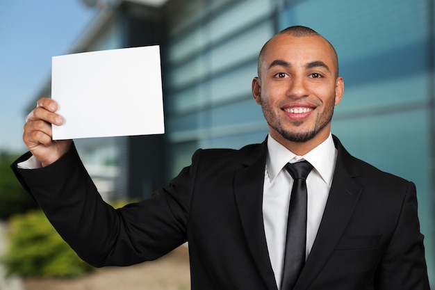 Retrato de un hombre de negocios que muestra una tarjeta de presentación en blanco