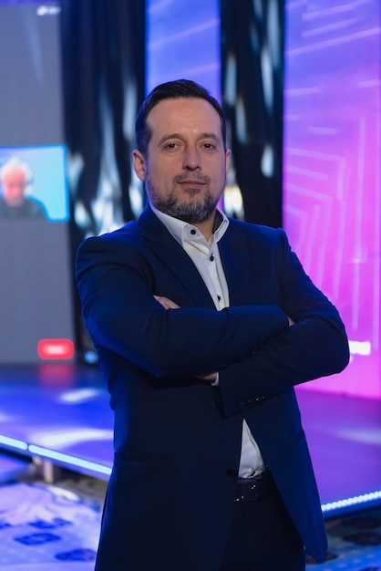 Retrato de hombre de negocios en una reunión de conferencia, presentador uniéndose a un seminario a través de una videoconferencia en un centro de convenciones vacío. Webinar online, seminario vía red social en nueva normalidad, brote de covid,