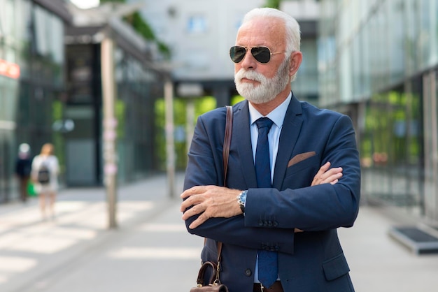 Retrato de hombre de negocios senior al aire libre