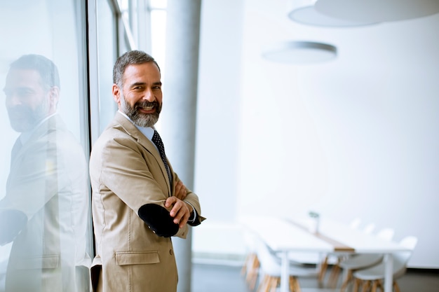 Foto retrato de hombre de negocios senior en la oficina