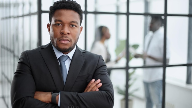 Retrato de un hombre de negocios serio con traje negro en la oficina