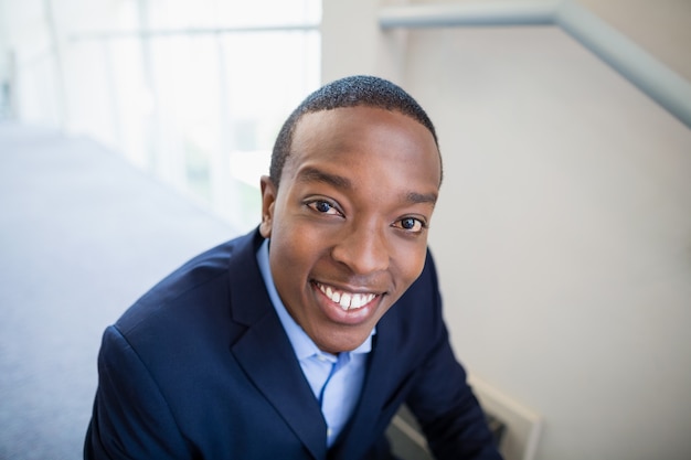 Retrato de un hombre de negocios sonriendo