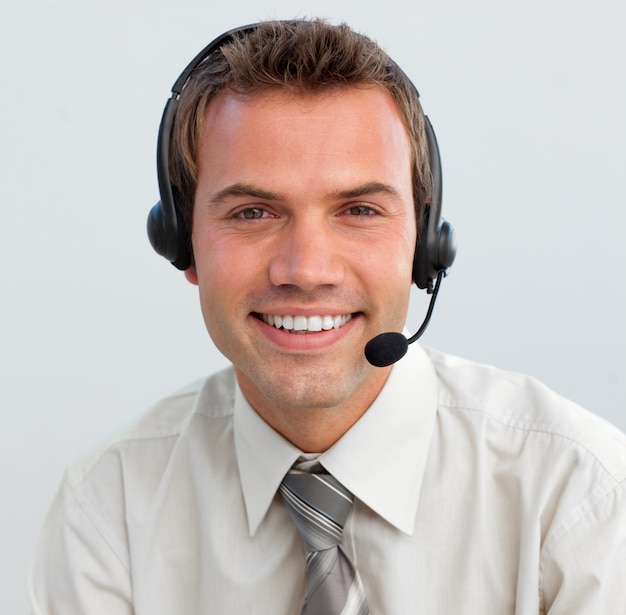 Retrato de un hombre de negocios sonriente con un audífono