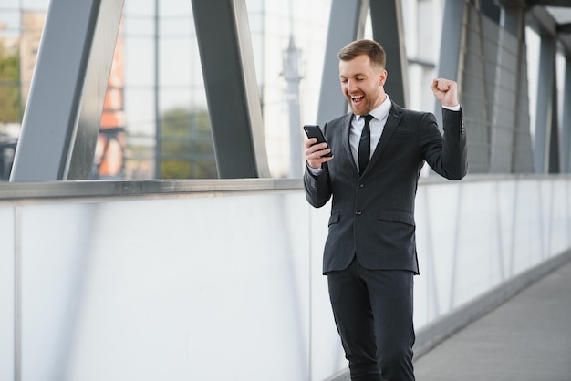 Retrato de un hombre de negocios sonriente en un entorno empresarial moderno