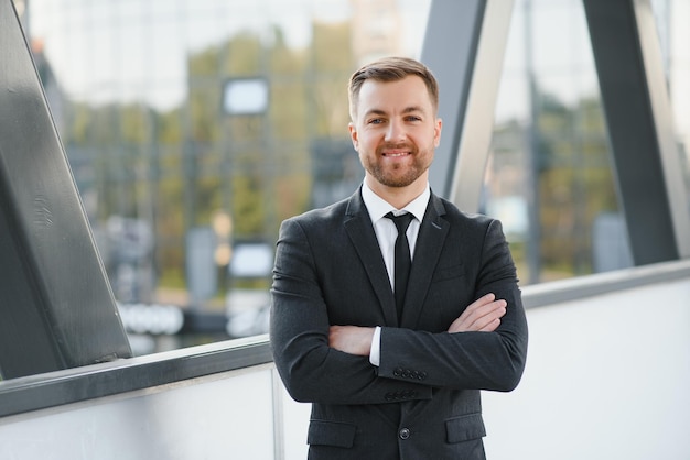 Retrato de un hombre de negocios sonriente en un entorno empresarial moderno