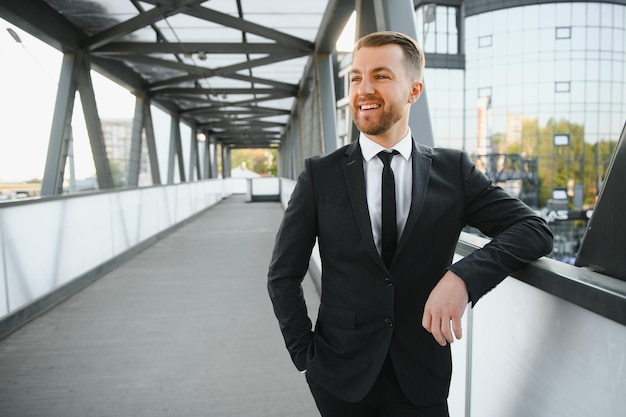 Retrato de un hombre de negocios sonriente en un entorno empresarial moderno