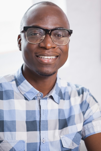 Retrato de un hombre de negocios sonriente con gafas