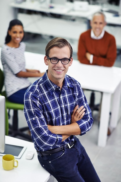 Foto retrato de hombre de negocios y sonriente en la oficina tecnología y compañeros de trabajo para el diseño web profesional feliz y empleado para la colaboración de trabajo en equipo persona masculina creativa y segura en el espacio de trabajo