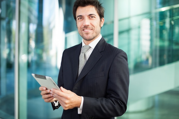 Foto retrato de un hombre de negocios sonriente con su tableta