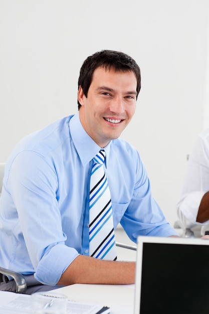 Foto retrato de un hombre de negocios sonriente en el trabajo