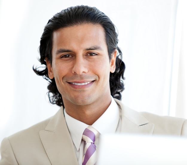 Retrato de un hombre de negocios sonriente